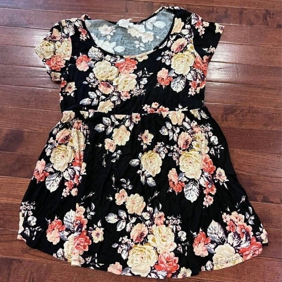 Tutta Bella Maternity Black Floral Top Size Medium - Picture 2 of 4